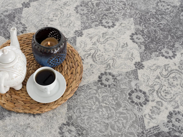 4’ x 6’ Gray Distressed Trellis Pattern Area Rug