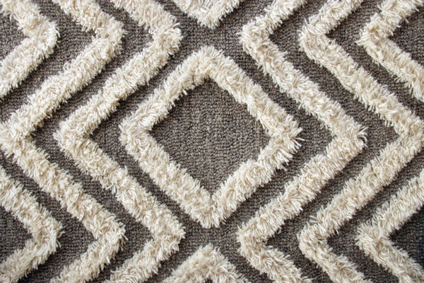 5’ x 7’ Gray and White Diamond Area Rug