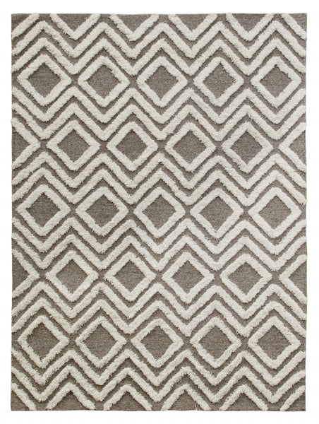 7’ x 9’ Gray and White Diamond Area Rug